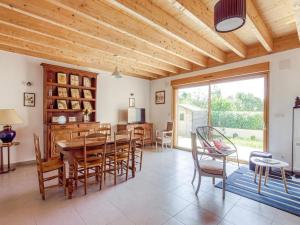 una sala da pranzo con soffitto in legno, tavolo e sedie di Pleasant Cottage in Challerange a Challerange Altre 33 foto