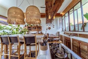 Restaurace v ubytování Villa Ubuntu 3BR Pool Ricefield Family&Friends group near Canggu