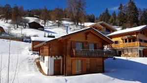 une cabane en rondins dans la neige dans l'établissement Chalet Bellevue, à La Tzoumaz