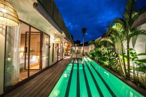 Bazén v ubytování Villa Ubuntu 3BR Pool Ricefield Family&Friends group near Canggu nebo v jeho okolí