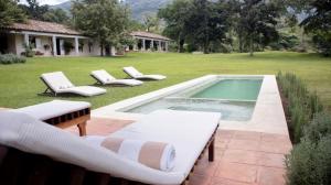 CoapanにあるRancho El Salto, Villa with Private Pool and Viewsのラウンジチェアとプールのある裏庭