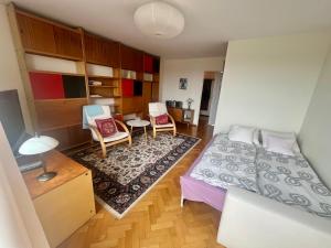 una camera da letto con un letto, due sedie e un tavolo di Stylowy apartament Centrum Gdyni a Gdynia