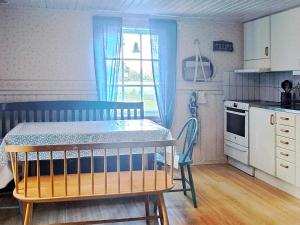 Η κουζίνα ή μικρή κουζίνα στο 6 person holiday home in VARA