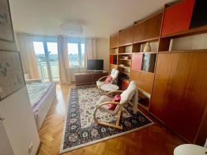 un soggiorno con divano, sedia e scrivania di Stylowy apartament Centrum Gdyni a Gdynia