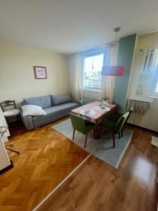 un soggiorno con un tavolo e un divano di Stylowy apartament Centrum Gdyni a Gdynia Altre 8 foto
