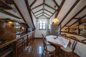 Kuchyň nebo kuchyňský kout v ubytování Apartments Tonšić