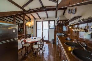 Kuchyň nebo kuchyňský kout v ubytování Apartments Tonšić