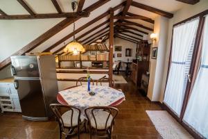Kuchyň nebo kuchyňský kout v ubytování Apartments Tonšić