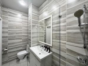 Ένα μπάνιο στο Двухкомнатные LUX апартаменты в новом ЖК +15 φωτογραφίες