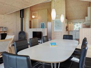 ein Esszimmer mit einem weißen Tisch und Stühlen in der Unterkunft Holiday Home with Sauna by Beach in Vester Sømarken + 17 Fotos