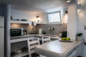 A kitchen or kitchenette at Aerides Mandrakia Milos