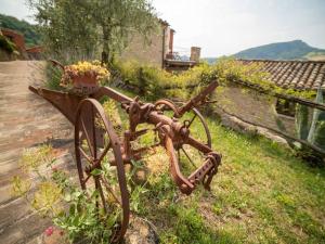 an oldustedustedusted bike in the yard of a house at Getaway in the Sibillini Hills in Monte San Martino +32 photos
