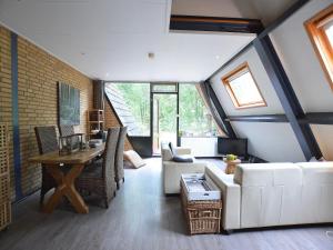 Una sala de estar con un sofá blanco y una mesa. en Pet-Friendly Getaway, en Stramproy