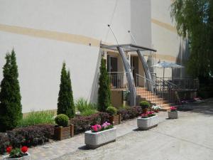 un edificio con un montón de plantas y flores en Nereus Park Hotel, en Balatonalmádi