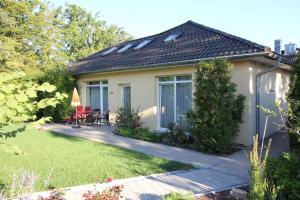 a house with a garden and a lawn at Atrium serviced Apartments and Bungalows in Herzogenaurach