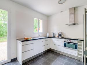 Η κουζίνα ή μικρή κουζίνα στο Villa in Aquitaine with Pool & BBQ