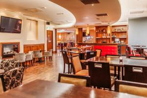 Kilkenny Pembroke Hotel tesisinde bir restoran veya yemek mekanı