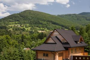 Widok na góry z tego domu w stylu alpejskim