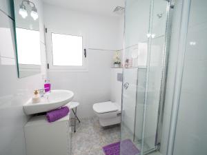 カン・ピカフォルトにあるCan Picafort 2 habsのバスルーム(トイレ、洗面台、シャワー付)