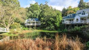 deux maisons sur une colline avec des arbres dans l'établissement Little Plum Cottage, à Apollo Bay