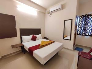 Кровать или кровати в номере Hotel O Thirumangalam Metro Station Chennai