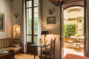 uma sala de estar com um sofá e uma mesa em Guest House Morandi em Florença