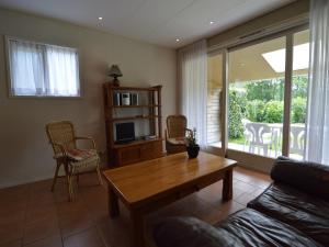 FochtelooにあるFarmhouse in Fochteloo near National Parkのソファとテーブルのあるリビングルーム