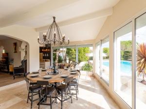 Swimmingpoolen hos eller tæt på Magnificent villa with private pool