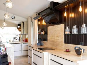 Køkken eller tekøkken på Magnificent villa with private pool