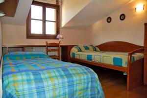 CóncharにあるCasa Icasのベッドルーム1室(ベッド2台、窓付)