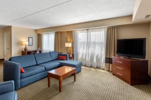 TV a/nebo společenská místnost v ubytování Comfort Inn & Suites Rochelle - DeKalb