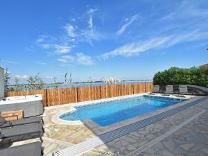 una piscina con dos sillas y una valla en Villa in Le Grau du Roi near Flamingo Lagoon, en Le Grau-du-Roi