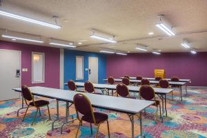 Бизнес-центр и/или конференц-зал в Clarion Inn & Suites Evansville Eastland Area +65 фотографий