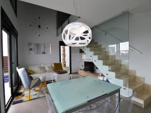 ein Wohnzimmer mit Tisch und Treppe in der Unterkunft Airy Villa near Golf & Dining in Vistabella