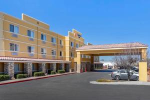 un hotel con un'auto parcheggiata in un parcheggio di Comfort Inn Albuquerque Airport ad Albuquerque
