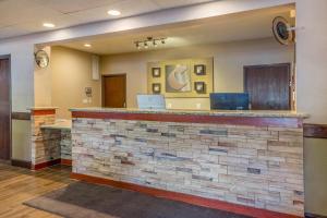 una hall di un ospedale con un bar in mattoni di Comfort Inn Albuquerque Airport ad Albuquerque Altre 24 foto