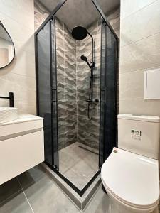 un bagno con doccia e WC di WaveApartment a Varna