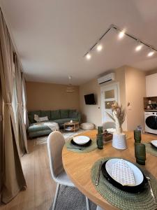 un soggiorno con un tavolo e un divano di WaveApartment a Varna Altre 58 foto