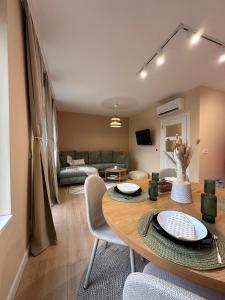 un soggiorno con un tavolo e un divano di WaveApartment a Varna
