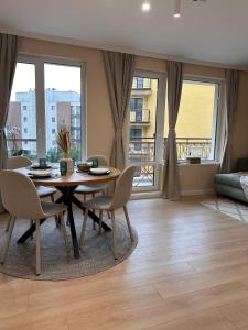 una sala da pranzo con tavolo e sedie in soggiorno di WaveApartment a Varna