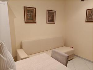 a hospital room with a couch and a chair at La Fenice in Mola di Bari