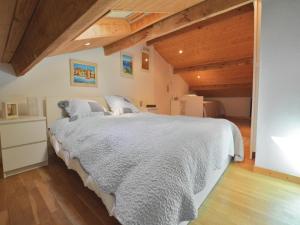 una camera da letto con un grande letto bianco con soffitti in legno di Villa in Garéoult with Private Pool a La Roquebrussanne