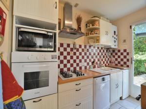 una cucina con elettrodomestici bianchi e piastrelle rosse e bianche di Villa in Garéoult with Private Pool a La Roquebrussanne