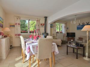 una sala da pranzo e un soggiorno con tavolo e sedie di Villa in Garéoult with Private Pool a La Roquebrussanne