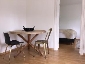 mesa y sillas en una habitación con cama en Akureyri Central House en Akureyri