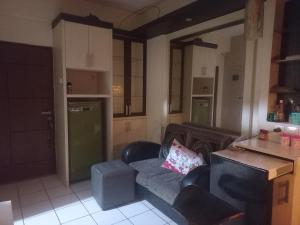 Imagen de la galería de Apartment Kemang View By Roomora, en Pekayon Satu