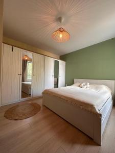 una camera con un grande letto e un soffitto di WaveApartment a Varna