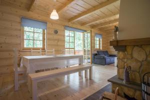 salon z ławką w drewnianym domku w obiekcie Mosorny Park Drewniane Komfortowe Domki Całoroczne w Zawoi
