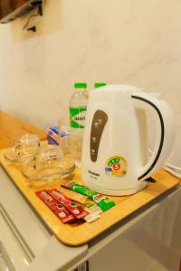 un grille-pain blanc assis au-dessus d'un comptoir dans l'établissement Naboonvilla resort นาบุญวิลล่ารีสอร์ท,  10 autres photos