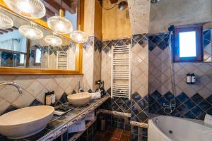 a bathroom with two sinks and a tub and a mirror at Abba las Viñas Tiedra in Tiedra +24 photos
